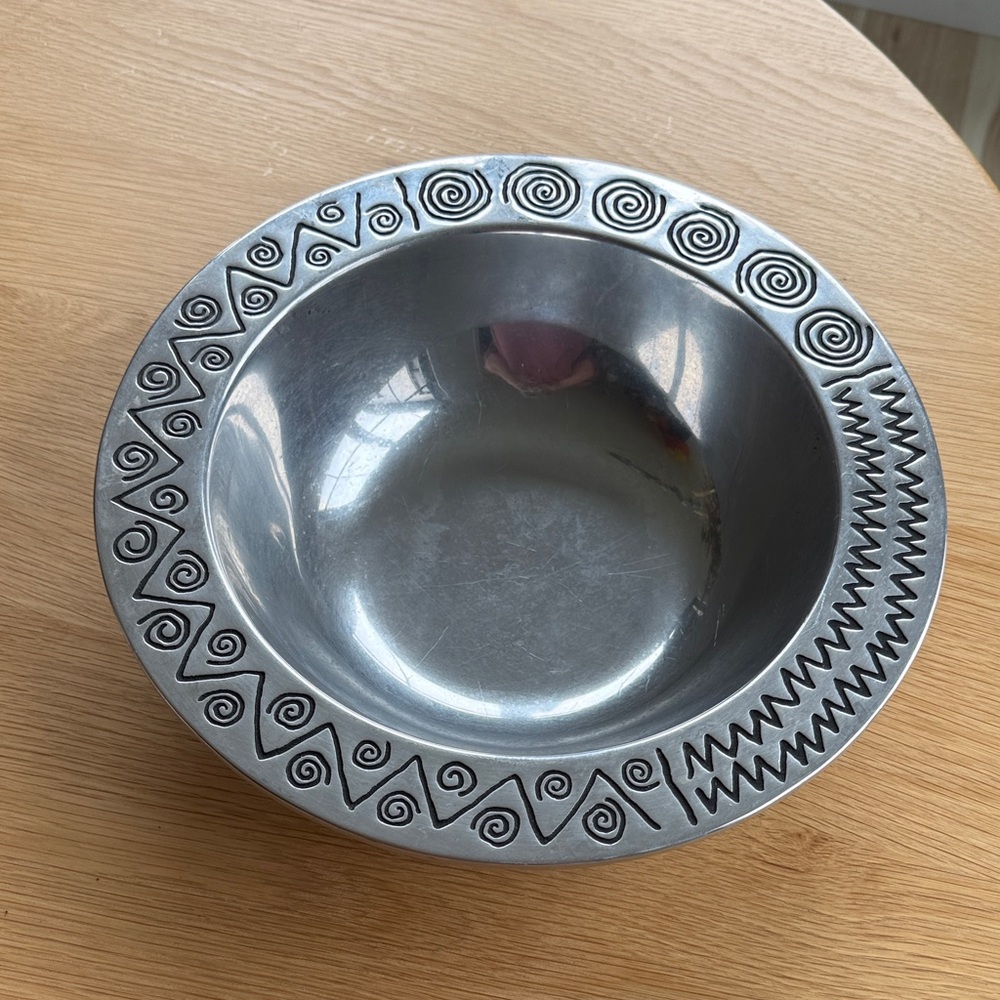 Wilton Armetale Silver Textured large salad/serving bowl